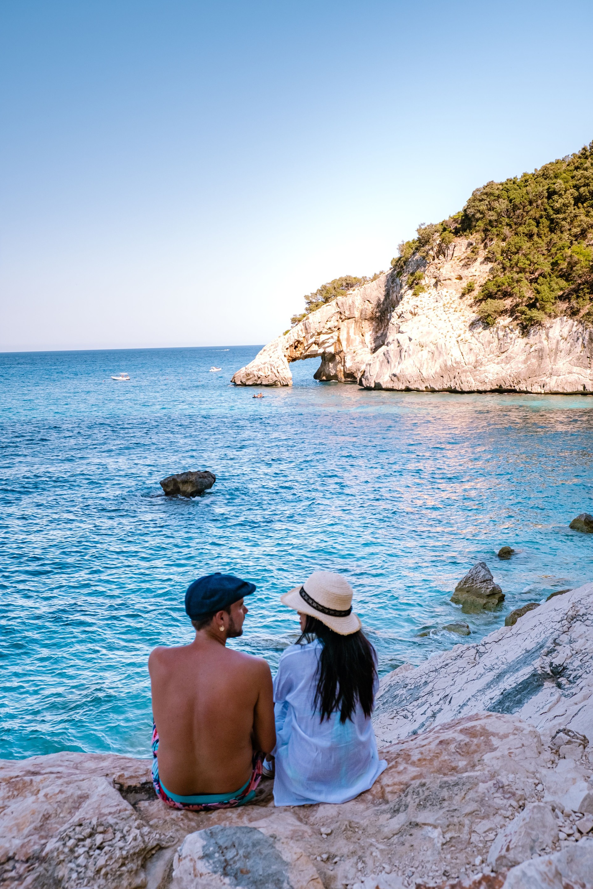 Sardinien Orosei Küste Italien, Männer und Frauen, junges Paar Erwachsene im Urlaub auf der Insel Sardinien auf einer Bootsfahrt zu allen weißen Kiesstränden einige der schönsten Strände in Europa