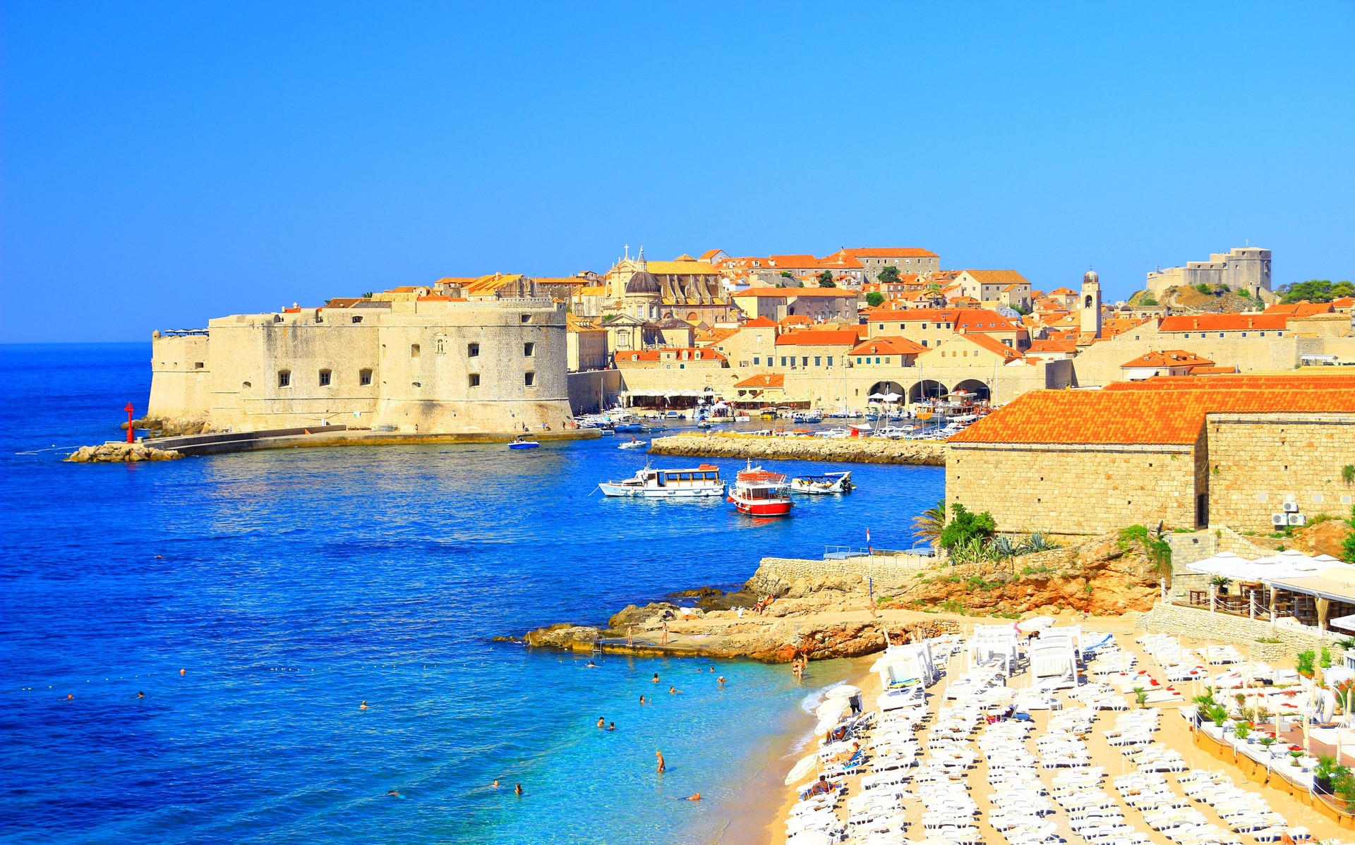 Dubrovnik in Kroatien mit historischen Mauern und klarer Adria im Sommerurlaub 2025