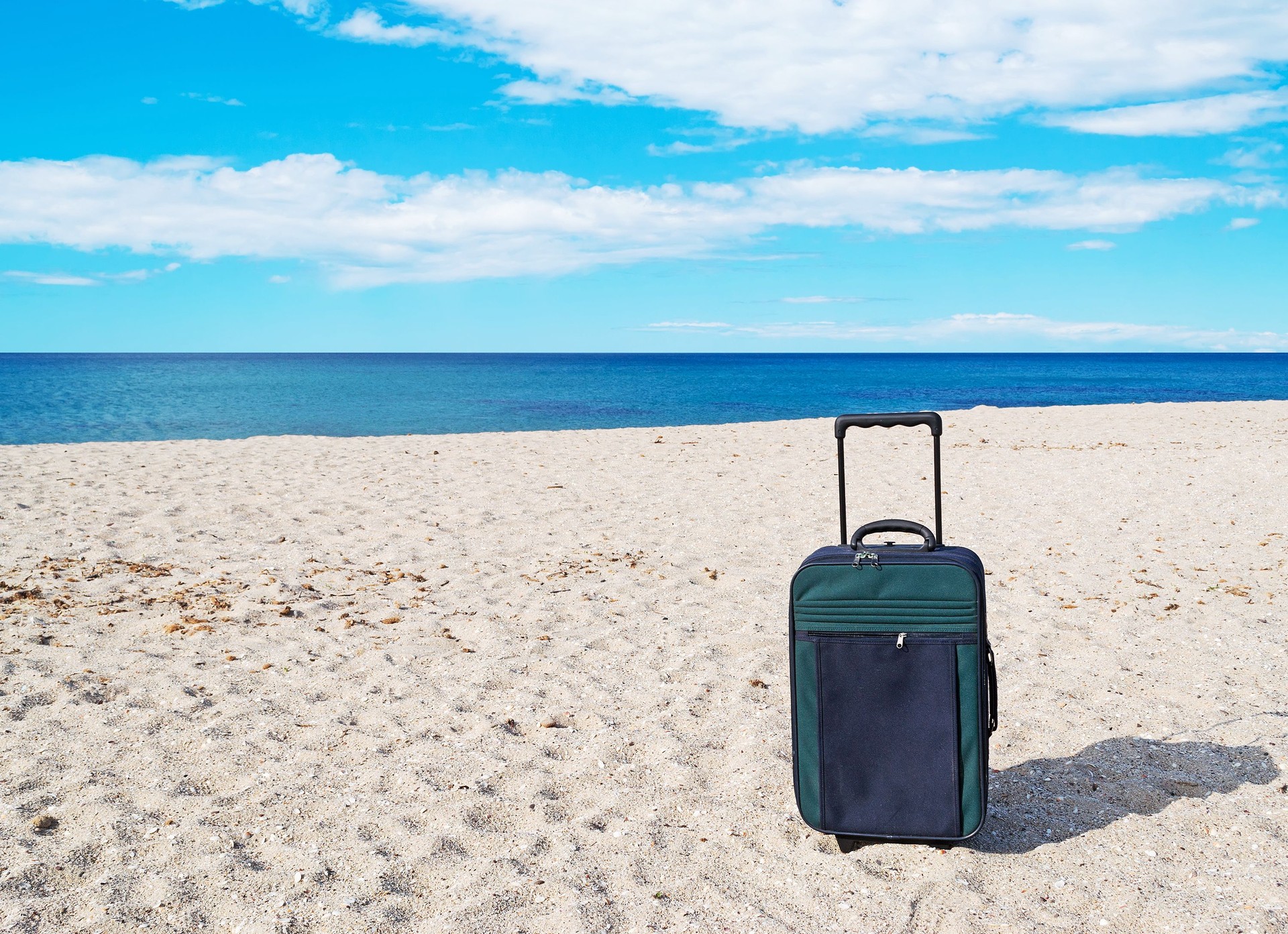Reisender mit Koffer am Flughafen Cagliari auf Sardinien