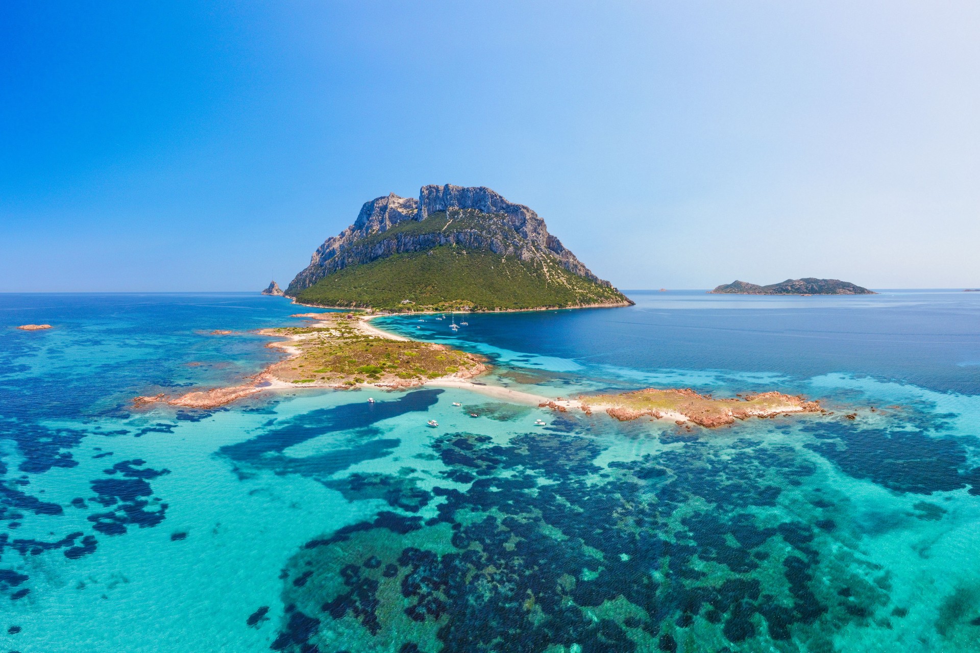 Luftaufnahme von Sardinien mit türkisblauem Meer, weißen Sandstränden und idyllischer Insel – perfektes Reiseziel im Mittelmeer für Sommerurlaub 2025