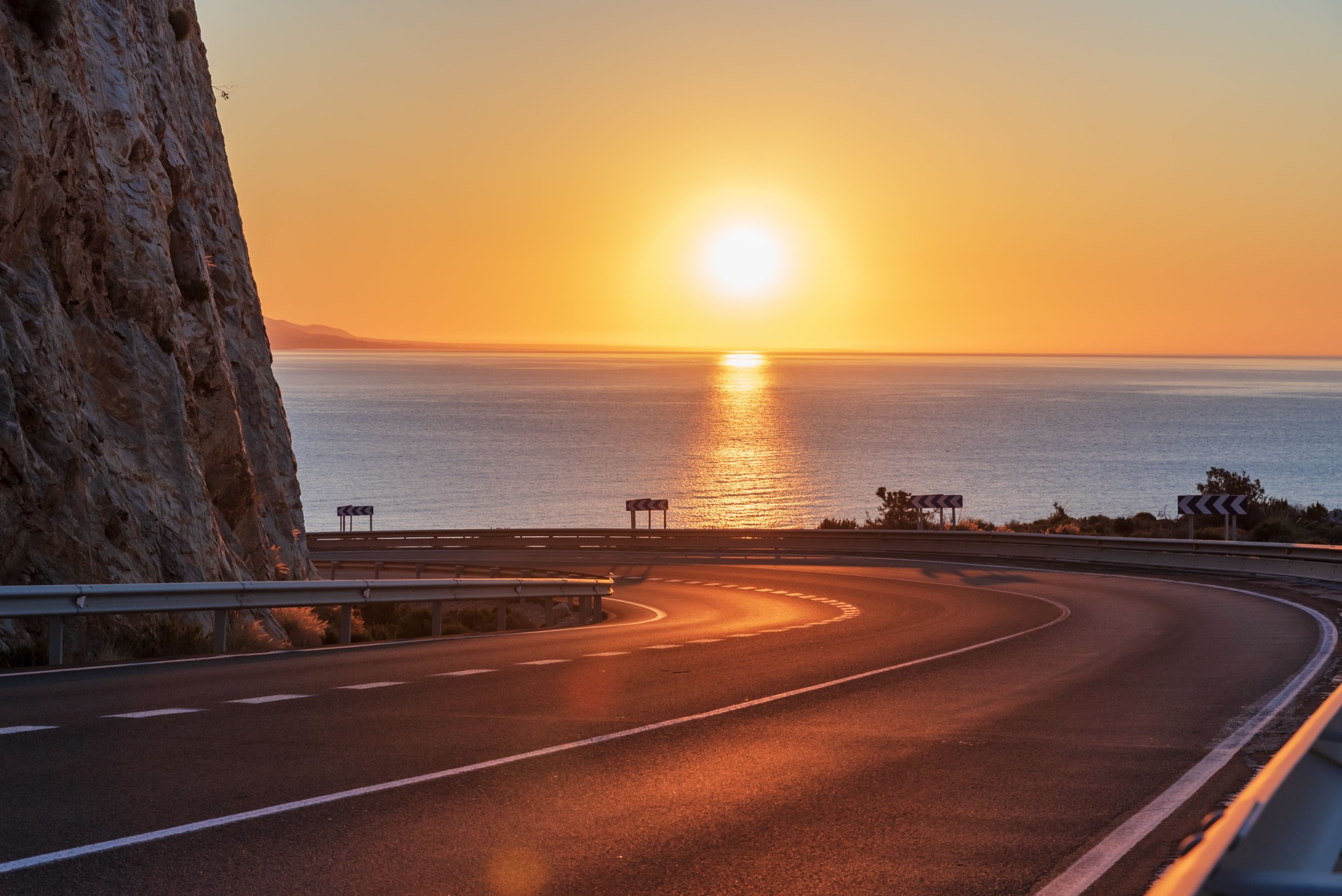 Mietwagen auf der kroatischen Adriaküste bei Sonnenuntergang